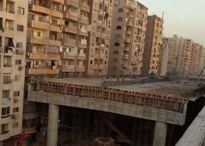 بزرگراه عجیب و غریبی که دولت مصر در چند سانتیمتری آپارتمان های مسکونی می سازد!