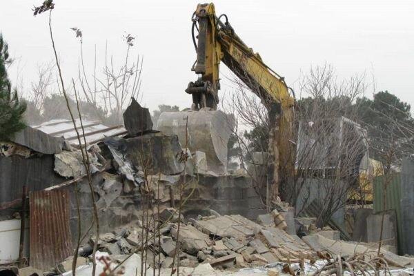 تخریب ساخت و سازهای غیرمجاز در حاشیه تالاب زریوار