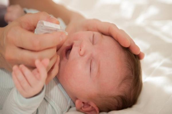 گرفتگی بینی نوزاد: چگونه بینی نوزاد را تمیز کنیم؟